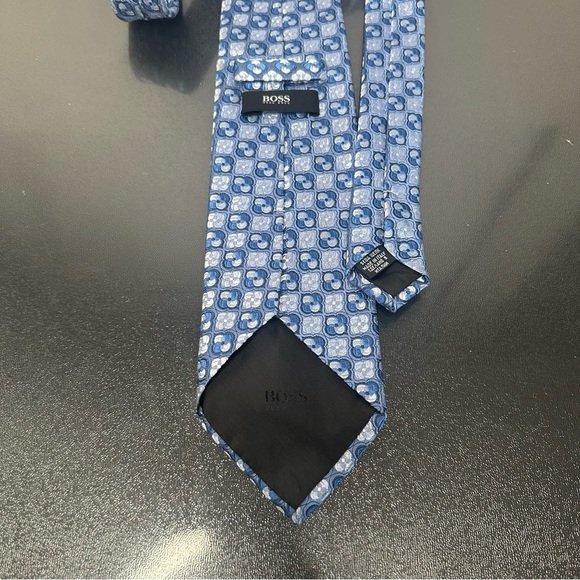 BOSS Hugo Boss Men's 100% Silk Designer Necktie Blue Geometric Squares Italy - Picture 3 of 5